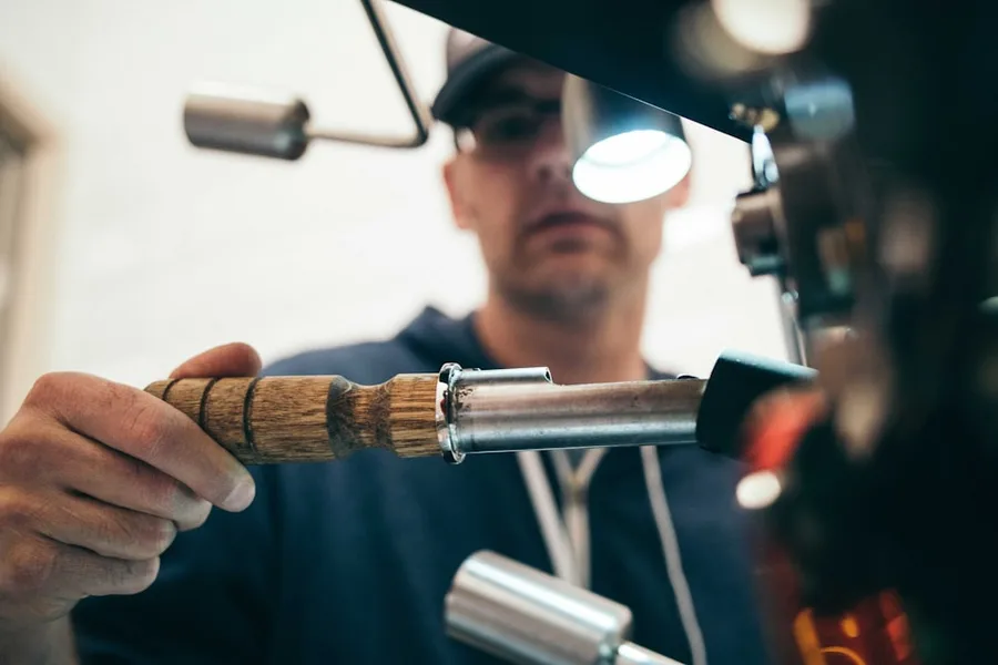 HVAC technician carrying out diagnostic testing in Ħamrun Malta